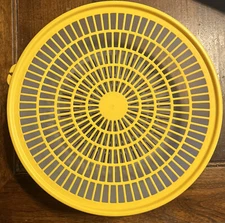 VTG Tupperware Colander Strainer Bowl w/Flow Through Seal 3 Qt 1835 Yellow