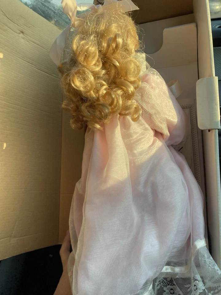 Southern Bell - Muñeca de porcelana Katie Praying Hands con vestido rosa NUEVA con caja Foto 4 de 4