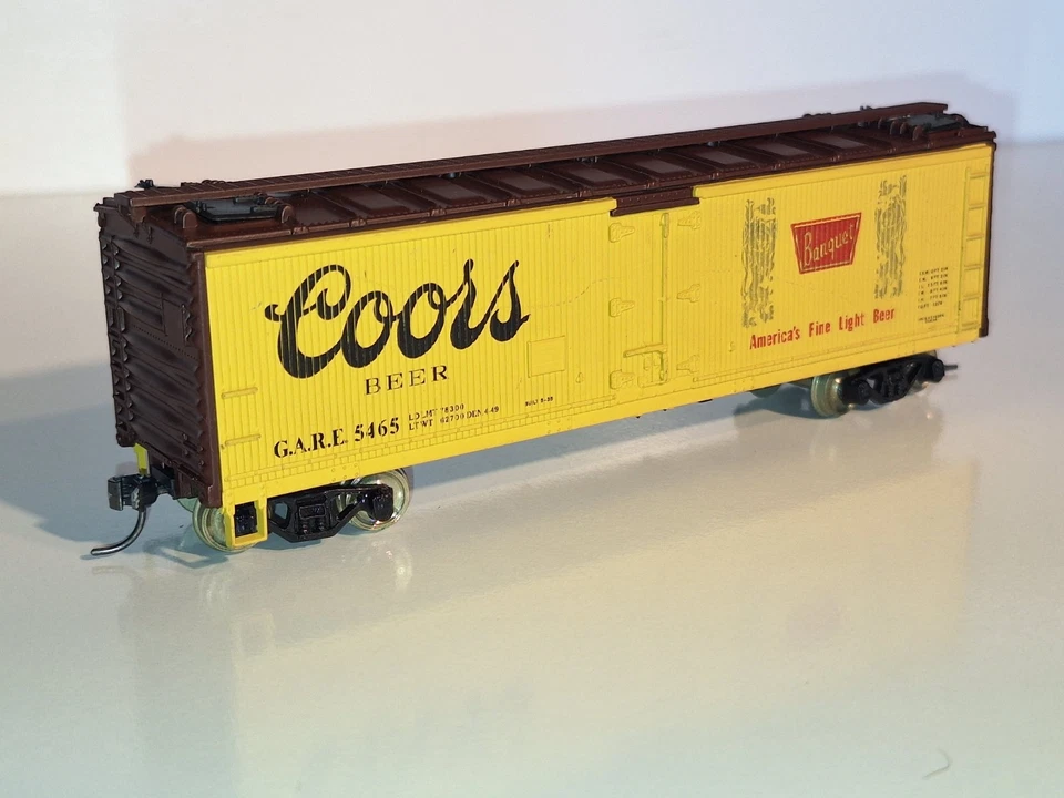 Athearn 40' Reefer, Coors Beer. Excellent cond. HO Scale. Metal Wheels. No Box - Image 2 of 4