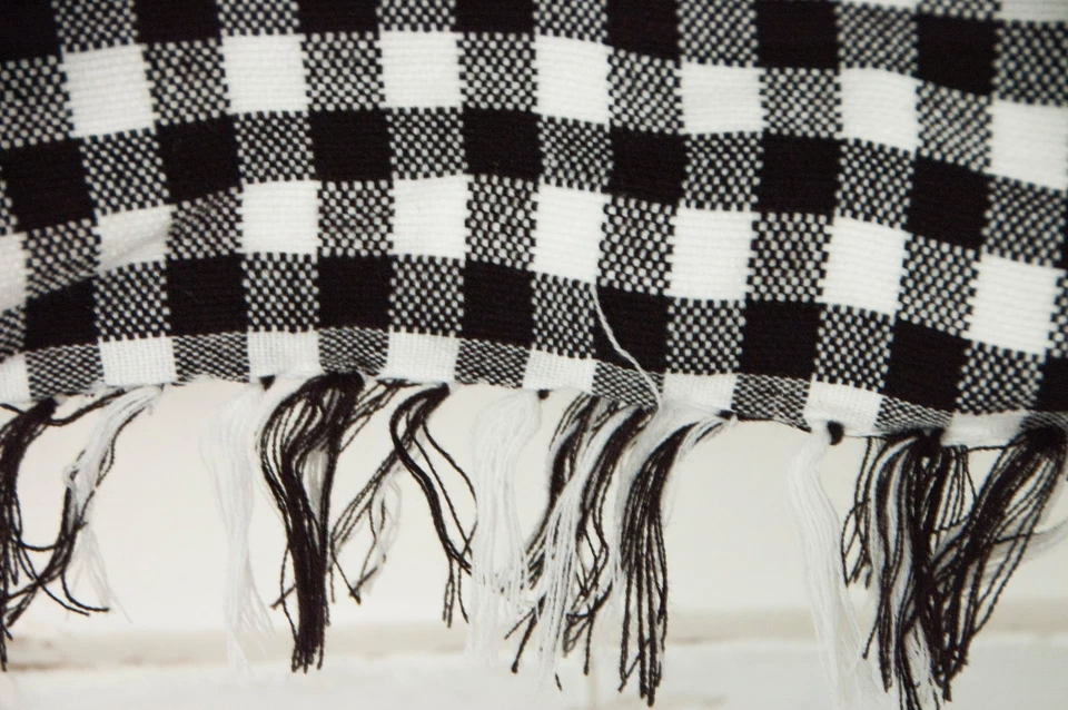 MANTA MARROQUÍ TEJIDA A MANO - Lana Merino - Tablero de cuadros negro/blanco 7'x6' Foto 3 de 4