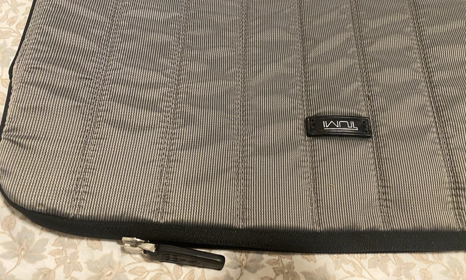 "Funda para tablet portátil Tumi gris plateado suave con cremallera se adapta a computadora portátil de hasta 15""" Foto 3 de 4