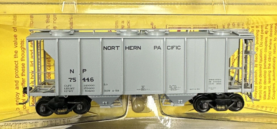 Kadee Cars HO Scale #8011 PS-2 2 Bay Covered Hopper Northern Pacific NIB - Image 3 of 3