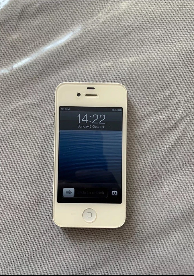 Apple iPhone 4 white colour memory 16 GB excellent condition iOS 6.1 very rare - Image 2 of 4