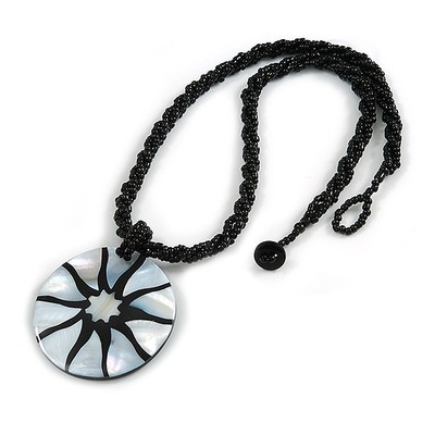 Perlmutt runder Anhänger mit verdrehter Glasperlenkette in schwarz/weiß