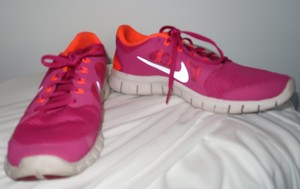 nike free run pink neon