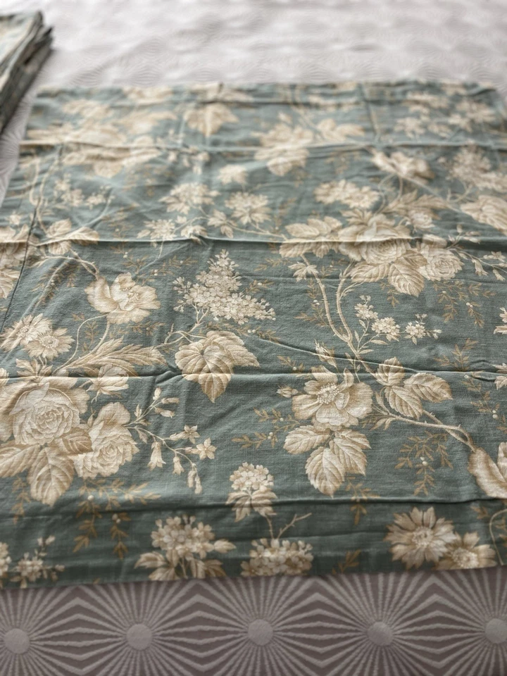 Beautiful RH King Antique Rose Duvet with 3 Euro Shams. - Image 2 of 4