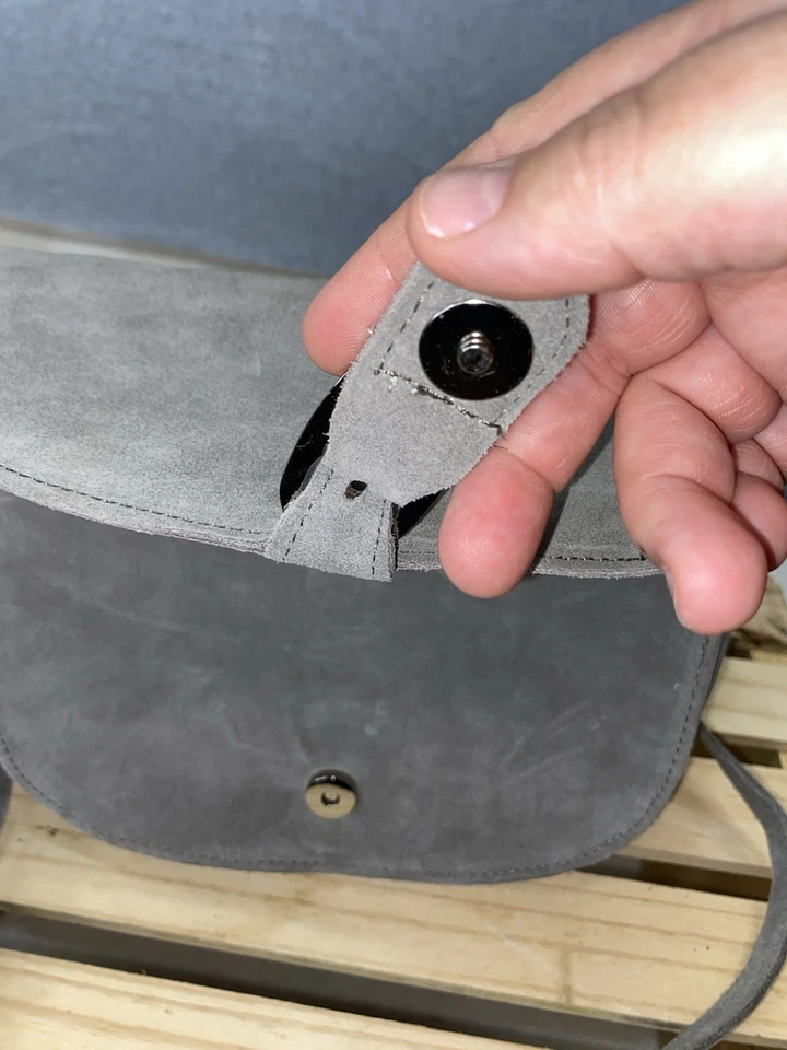 Bolso Bandolera Emma Fox Dales Gamuza Solapa Bolso Mediano Cuero Real Usado en Excelente Condición Gris Foto 3 de 4