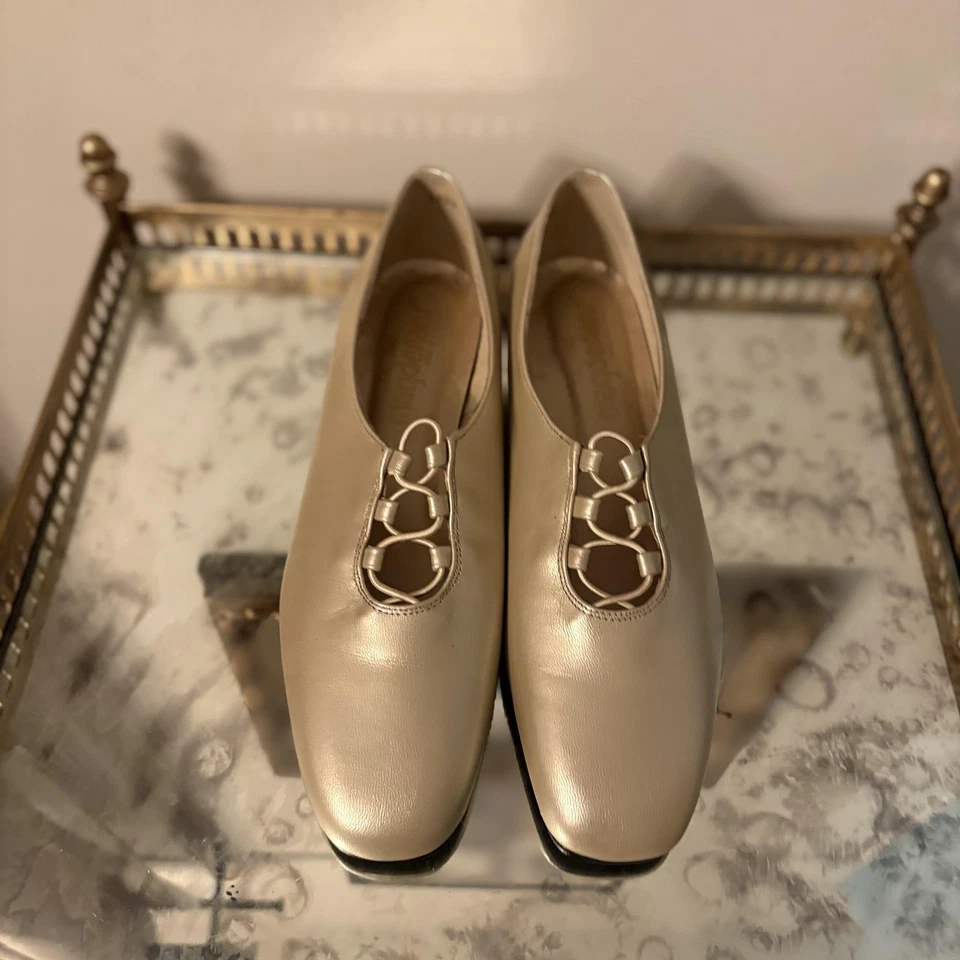 Magdesians Shoes Womens Size 8.5 Gold Leather Low Heel Pumps Made USA 1232 - Image 2 of 4