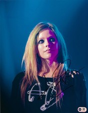 AVRIL LAVIGNE SIGNED 14x11 SK8ER BOI PHOTOGRAPH (ACG CERT AG17069)