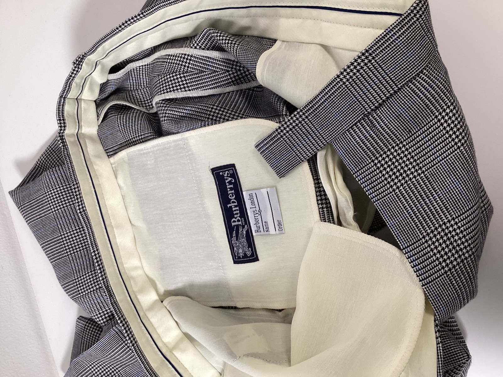Burberry Vintage 2 Piece Suit Glen Plaid Pattern Grey Wool 44 W36 L31 + Hanger image 5