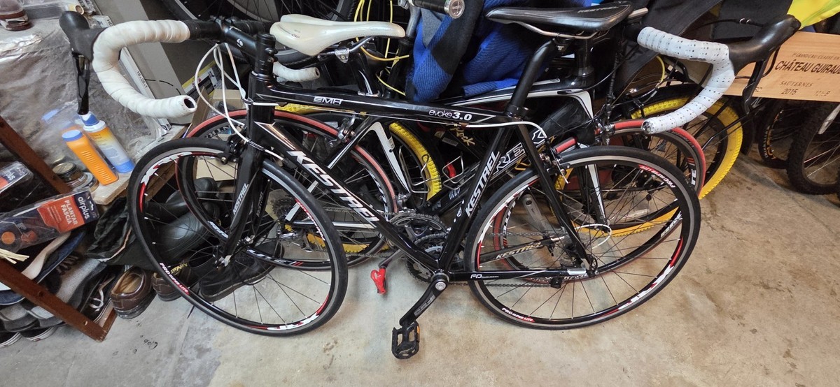 Kestrel Evoke 3.0 Carbon Road Bike 700C Black White Drop Bar