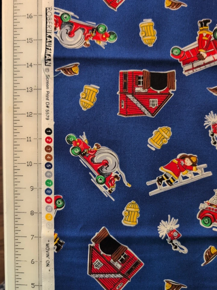 Movin' On - ткань пожарной машины / пожарного на синем фоне от Robert Kaufman - Изображение 3 из 3