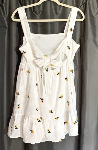 REWIND white summer dress. Daisy pattern. Open back with sash. Size Medium - Picture 5 of 9