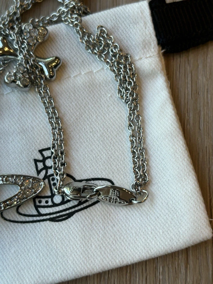 Collar Vivienne Westwood Calavera y Hueso Cruzado Y2K CH Entrenador Glamour Histérico Foto 3 de 3