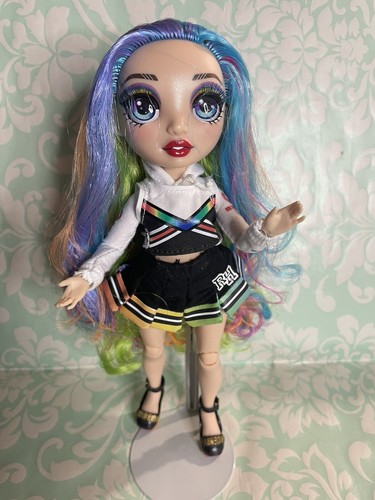 Mga Rainbow High Amaya Raine Cheerleader Rainbow Hair 2nd Outfit - Imagen 2 de 5