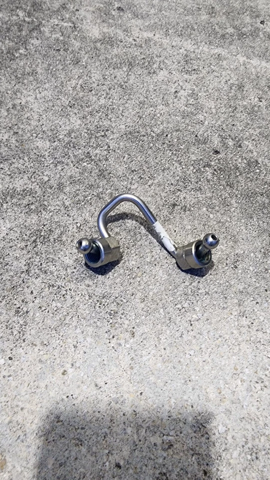 Línea de inyectores de combustible OEM 2016 GMC Terrain 2,4 L Ecotec - línea de combustible de alta presión Foto 4 de 4