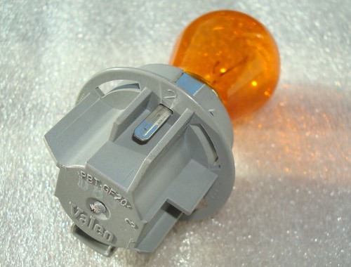 VW Polo 6R Valeo Halogen Scheinwerfer Blinkerfassung PY21W