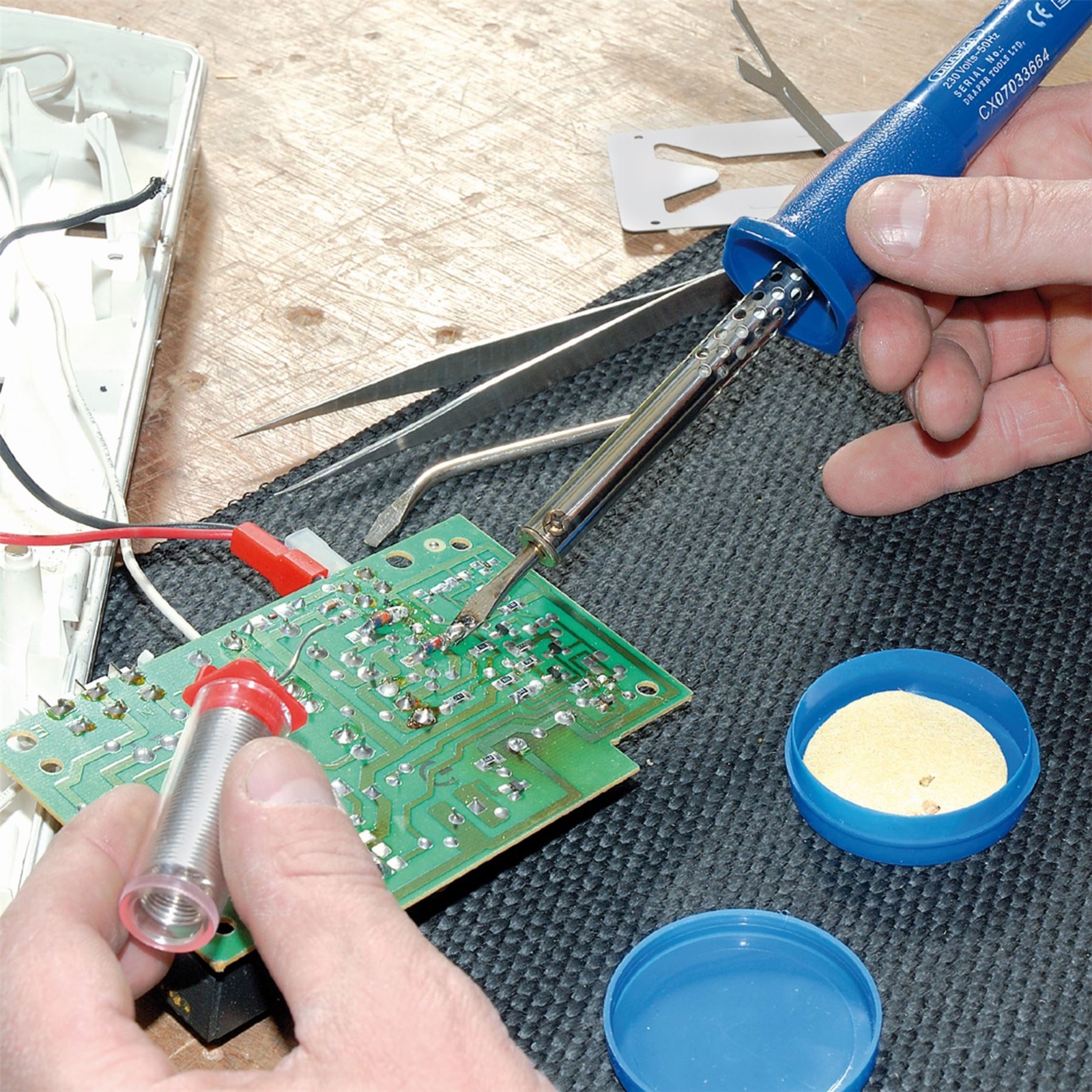 Draper 230V 25W Soldering Iron Kit with Straight & Bent tips, Solder & Stand
