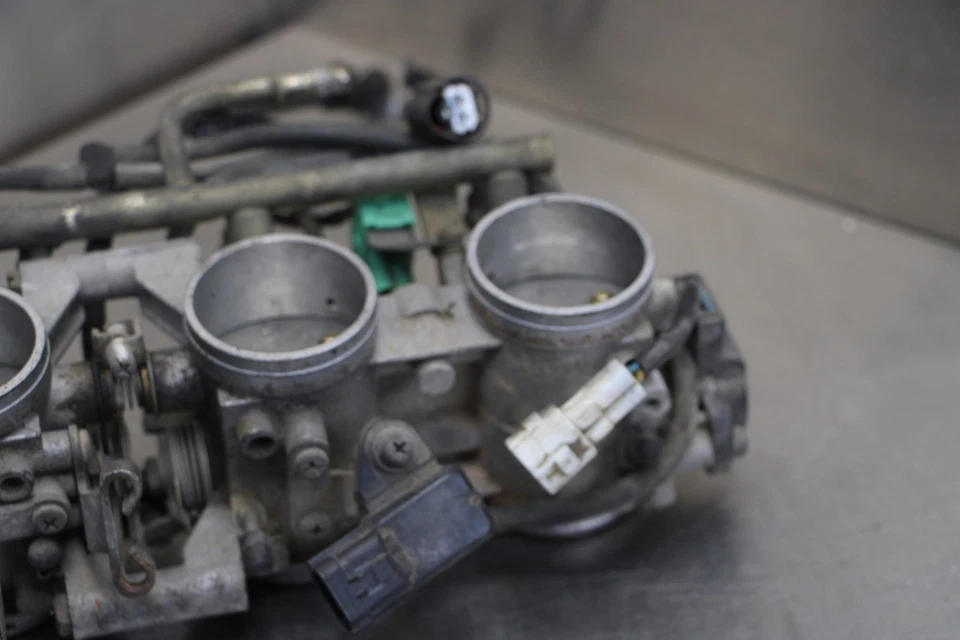 04-05 KAWASAKI NINJA ZX10R MAIN FUEL INJECTORS / THROTTLE BODIES - Изображение 2 из 4