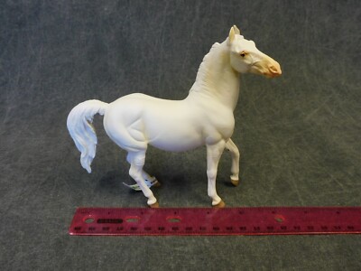 WIA NEW * Dominant White Marwari Stallion * 1:18 Scale Model Horse