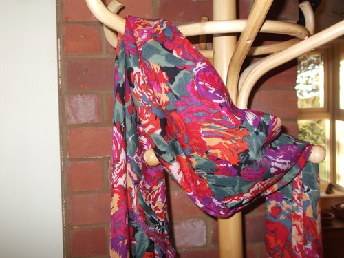 LARGE SQUARE Scarf in Liberty Varuna Wool & FREE GIFT of Liberty lavender pillow - Picture 4 of 9