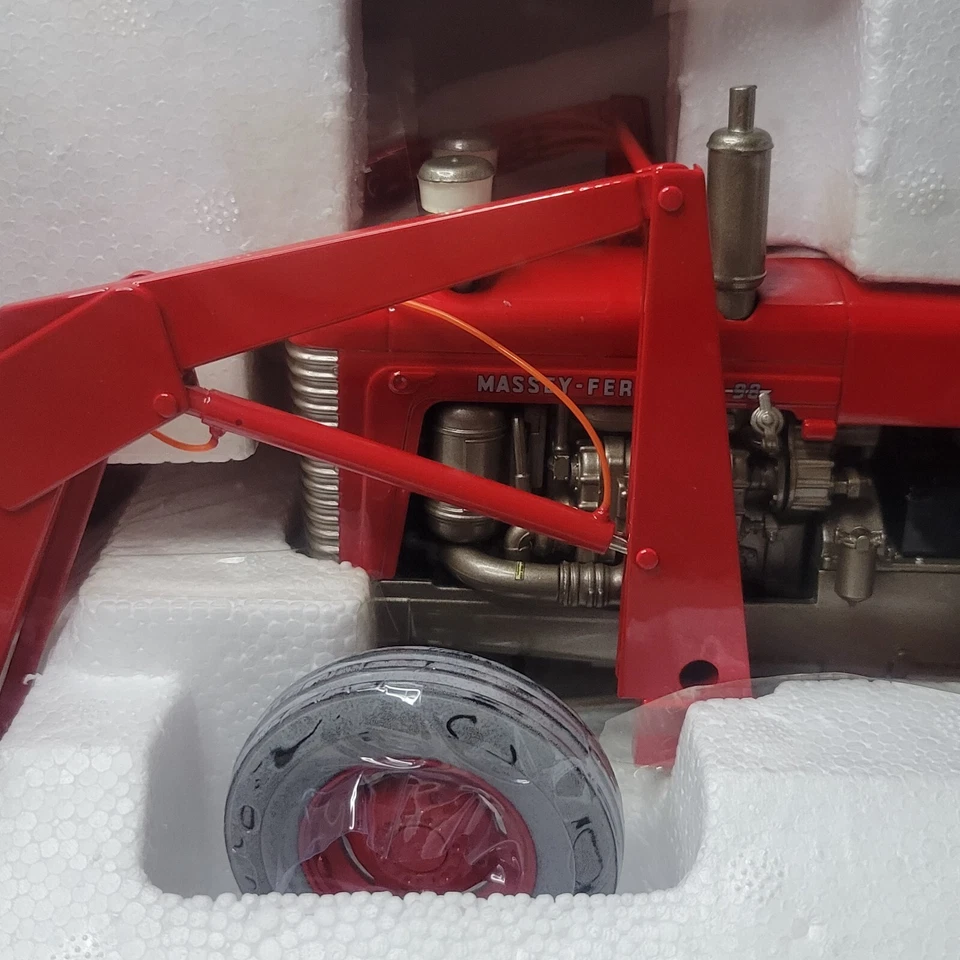 Speccast 2014 1/16 scal highly detailed Massey Ferguson 98 Diesel Tractor loader - Image 4 of 4