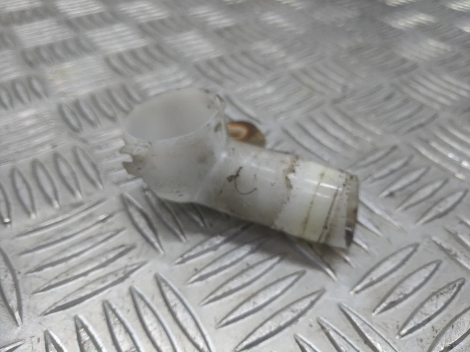 Cuello de llenado de botella lavadora Ford Focus Ghia MK2 2007 Foto 2 de 3