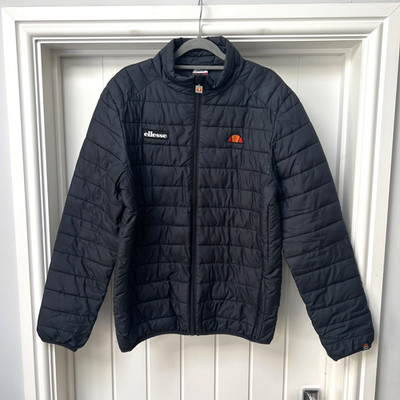 Ellesse Jacke Mantel Herren Medium schwarz gesteppt wattiert durchgehender Reißverschluss Langarm