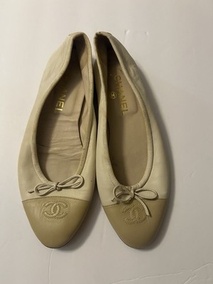 CHANEL  Vintage Two-Tone Tan and Cream Flats Size 38.5