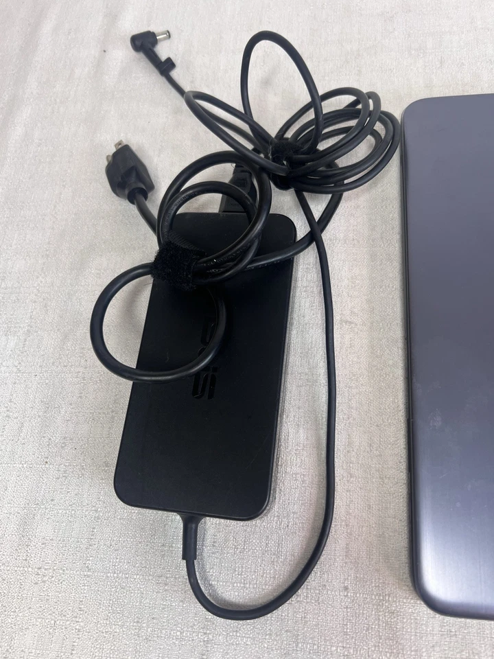 ASUS VivoBook N705U 17.3 G3D Foto 2 de 4