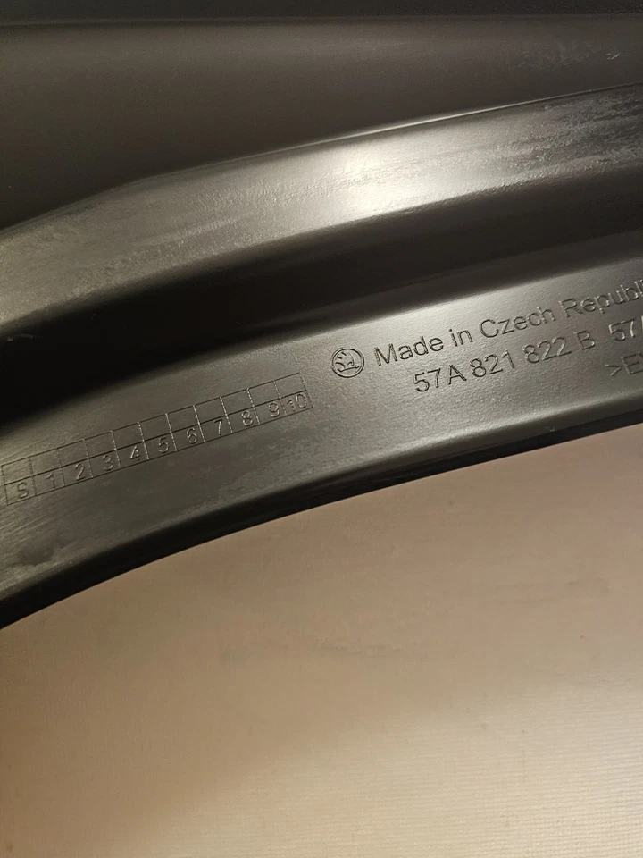 1X NEW GENUINE SKODA KAROQ REAR MUDFLAP O/S RH RIGHT 2022- 2026 57A821822B 9B9 - Image 3 of 3