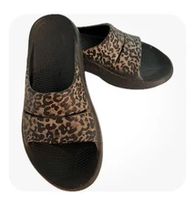 OOFOS OOahh Womens Size 7  Limited Slides Sandal Cheetah Print 