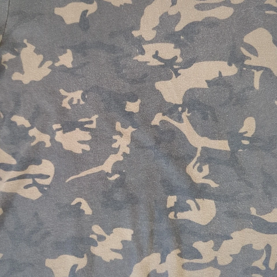 Sudadera camuflada en capas American Rag para hombre talla mediana Foto 2 de 4