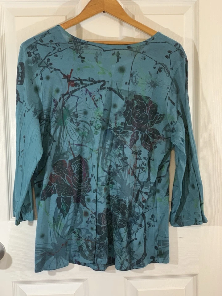 Blusa/top floral para mujer Bobbie Brooks talla 3x (24-26) azul, flores negras cuello en V Foto 4 de 4