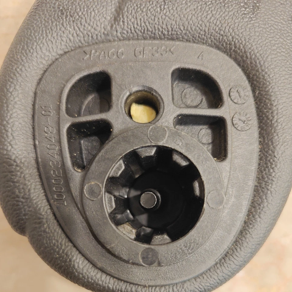 Dodge Grand Caravan 2013 asiento trasero izquierdo reposabrazos reposabrazos OEM Foto 4 de 4