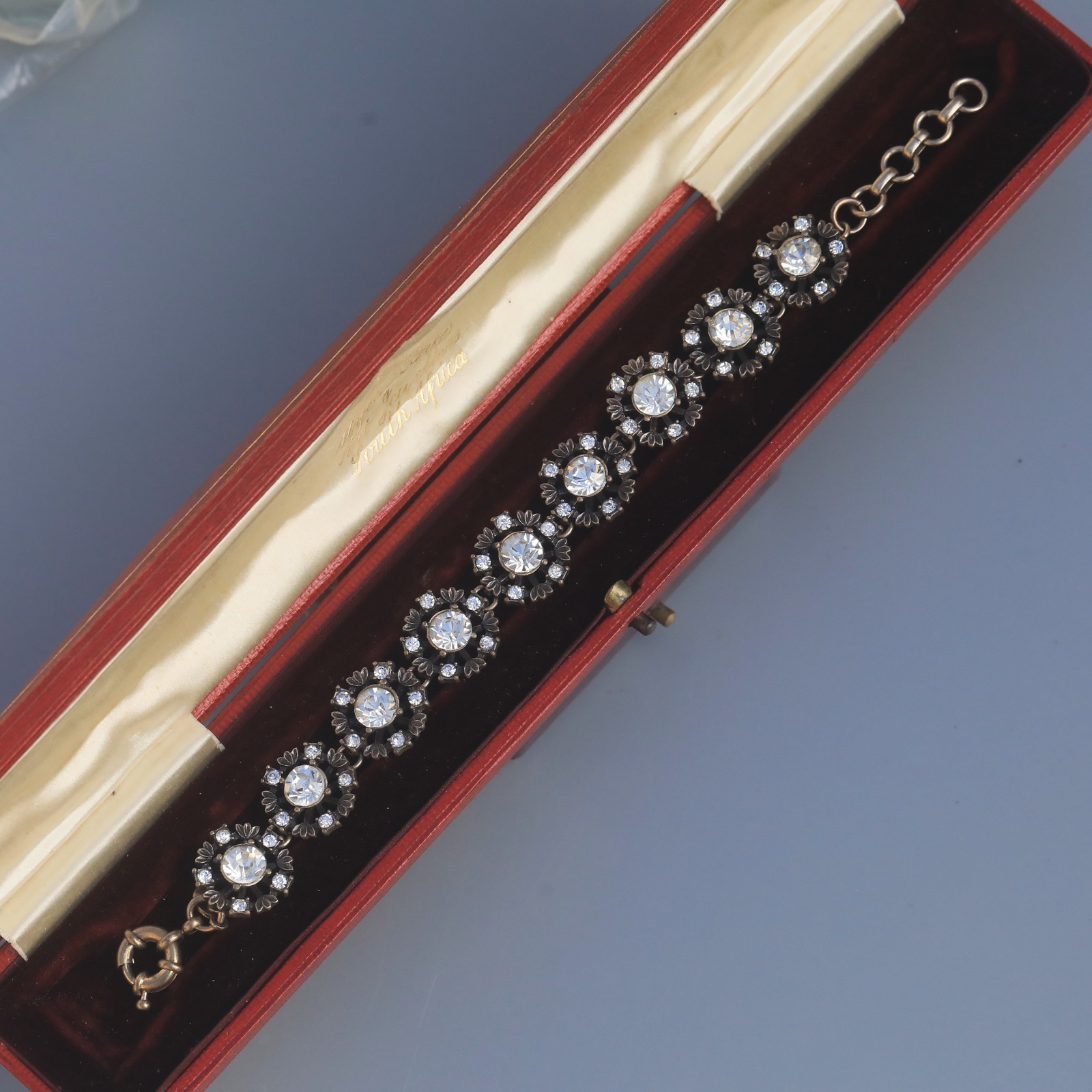 Bracelet vintage doré vieilli floral orné de cristaux pour sceller votre promesse SZ1