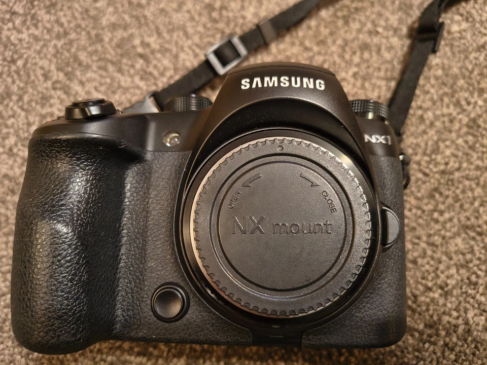 Samsung NX1 28.2MP with case 3 batteries and SD card - Image 3 of 4