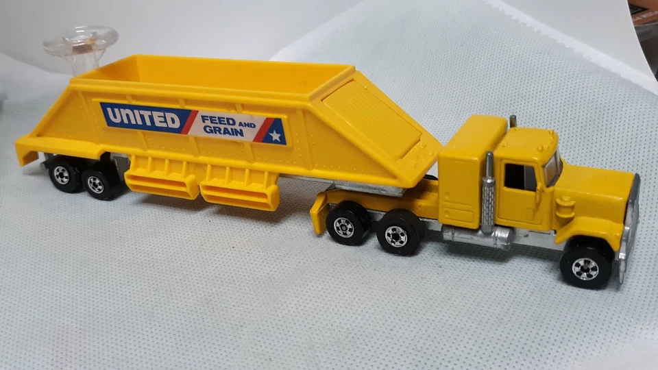 Plataforma de dirección Hot Wheels GMC Truck United Feed & Grain casi nueva sin playkeeper amarillo Foto 2 de 4