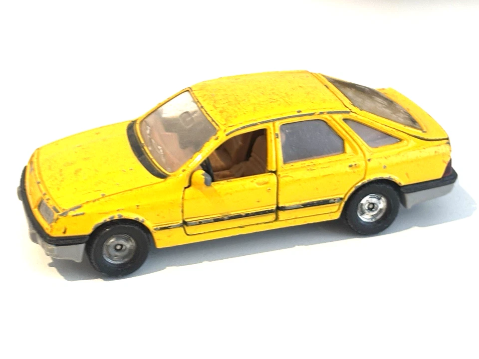 Coche modelo Corgi DieCast 1982 Ford 2.3 Sierra Ghia amarillo 1.36 clásico 299 A1 Foto 2 de 4
