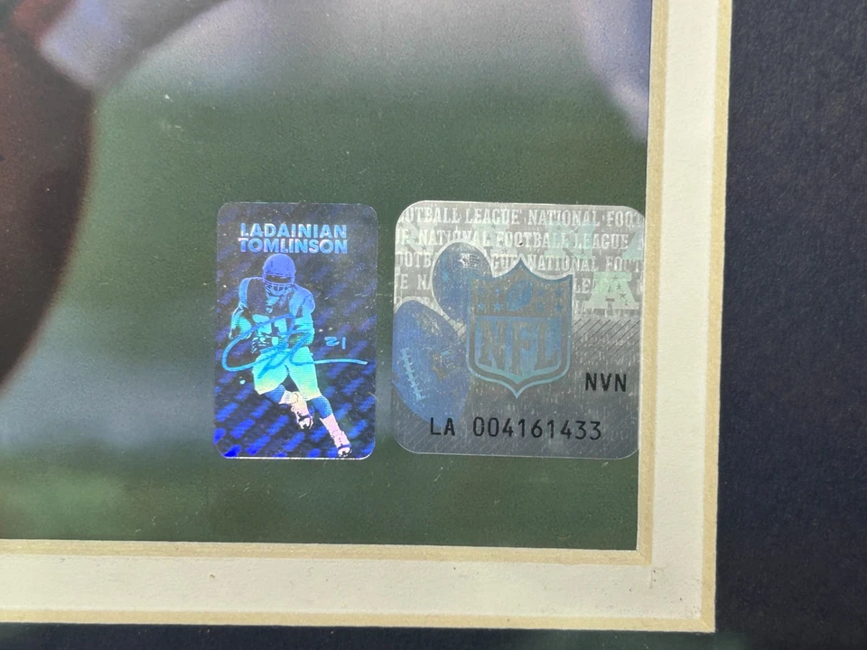 Foto de cargadores autografiados LaDainian Tomlinson - (sosteniendo la pelota) enmarcada Foto 2 de 3