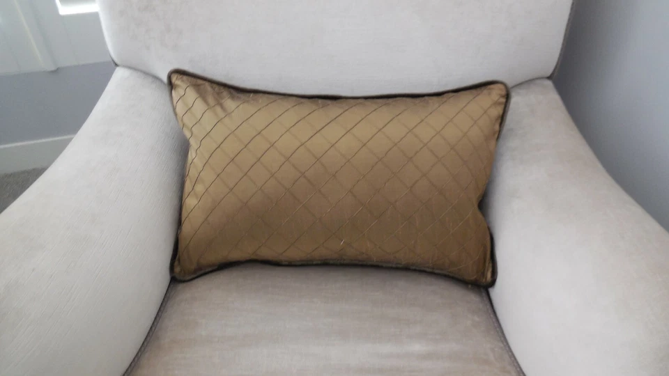 ❇️ New ONE Stunning SILK & VELVET Reversible Bronze Brown Cushion cover OBLONG - image 2 of 4