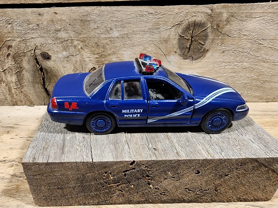 Coche motorizado GI JOE Ford Interceptor escala 1:43 policía militar diecast Maisto Foto 3 de 4