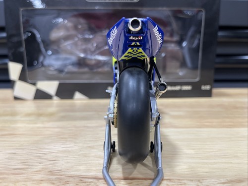 Minichamps 1/12 Scale 122 041015 - Honda RC211V S. Gibernau MotoGP 2004 - Picture 8 of 18
