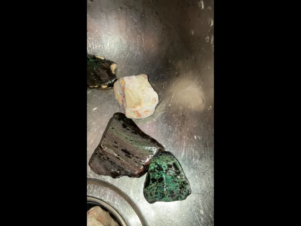 Ópalo de roca matriz andamooka australiano semitratado áspero de 1,4 kg Foto 4 de 4