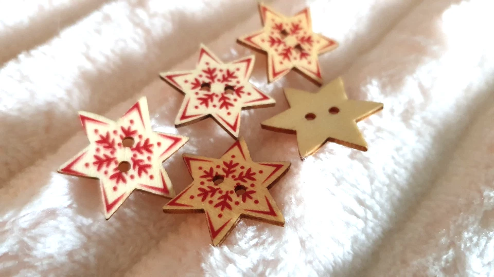 10 WOODEN RED CHRISTMAS SNOWFLAKE STAR BUTTONS EMBELLISHMENTS CRAFTS - Image 3 of 4