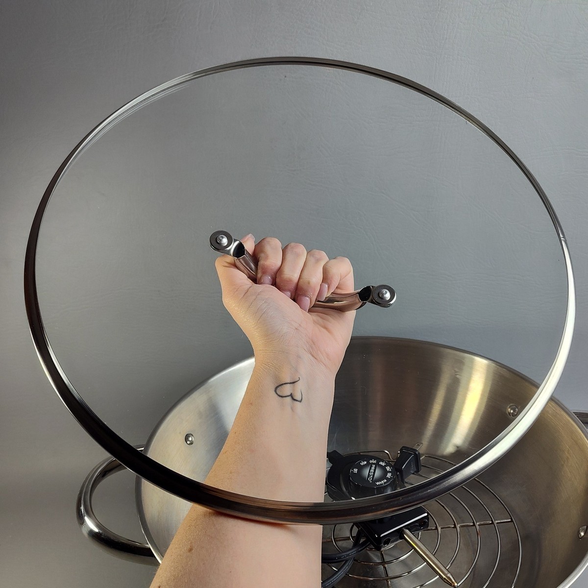 Wok électrique Presto 21-680 – Inox, Verre Trempé, 1500W, 14″ – Neuf (sans Emballage)