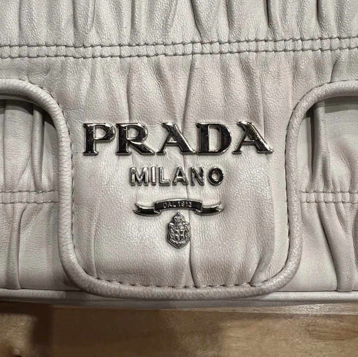 Bolso de hombro Prada con solapa de cadena napa Gaufre pequeño (blanco) Foto 3 de 4