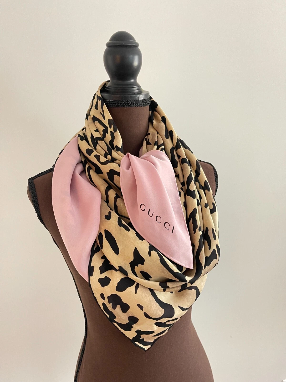 Écharpe châle unisexe Gucci oversize soie rose enveloppante imprimé animal avec boîte Gucci