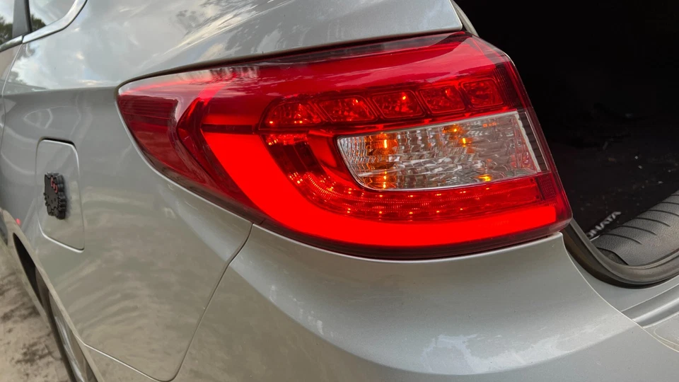 Conjunto de luz trasera LED exterior izquierda TYC NSF Hyundai Sonata 2015-2016 2017 Foto 2 de 4