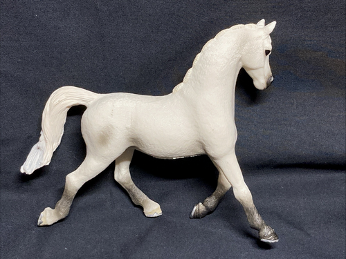 2013 SCHLEICH Horse White Arabian Mare Pink Braids D-73527 - Picture 4 of 8